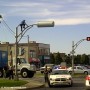 Un homme désespéré se jette en bas d’un feu de circulation !