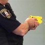 Des policiers de Châteauguay avec des pistolets Taser