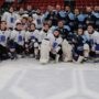 Match amical de hockey entre des jeunes du secondaire et des policiers