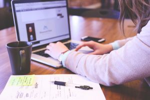 travail emploi recherche ordinateur Startup-Stock-Photos via Pexels CC0