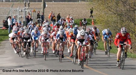 GP cycliste Ste-Martine 2010 plusieurs coureurs Photo Antoine_Becotte