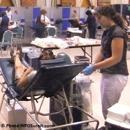 collecte-de-sang-donneur-et-employe-Hema-Quebec-Photo-INFOSuroit_com