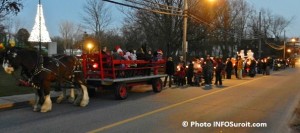 Noel enchante Ormstown chandelles caleche chevaux Pere-Noel Photo INFOSuroit_com