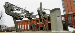 Place-des-Tisserands sculptures et cheminee de la Montreal_Cotton Photo INFOSuroit.com_