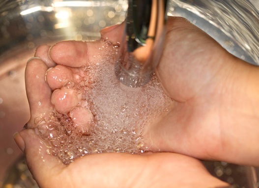 eau lavabo mains Photo CPA publiee par INFOSuroit_com