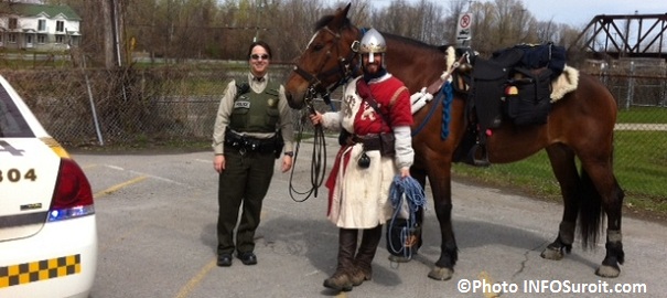 policiere-SQ-avec-le-chevalier-Vincent-Gabriel-Kirouac-et son-cheval-Photo-INFOSuroit-com_