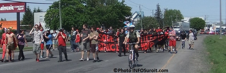 Manifestation-etudiante-18-mai-Valleyfield-Mgr-Langlois-devant-Aubainerie-Photo-INFOSuroit-com_