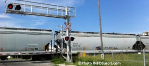 train-marchandise-passage-a-niveau-feu-circulation-chemin-de-fer-Photo-INFOSuroit-com_