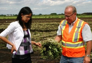 Anne-Quach-et-Romain-Trudeau-representant-municipalite-avec-recolte-devastee-Photo-courtoisie-publiee-par-INFOSuroit-com_