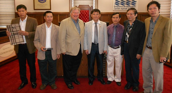 Visiteurs-vietnamiens-Truong_Tan_Lam-Nguyen_Van_Thuan-Denis_Lapointe-Le_Anh_Binh-Tran_Tien_Dung-et-Nguyen_Thanh_Xuan-Photo-publiee-par-INFOSuroit-com_
