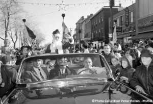 Defile-Pere-Noel-rue-Victoria-Valleyfield-Photo-Collection Peter-Rozon-MUSO-publiee-par-INFOSuroit-com_