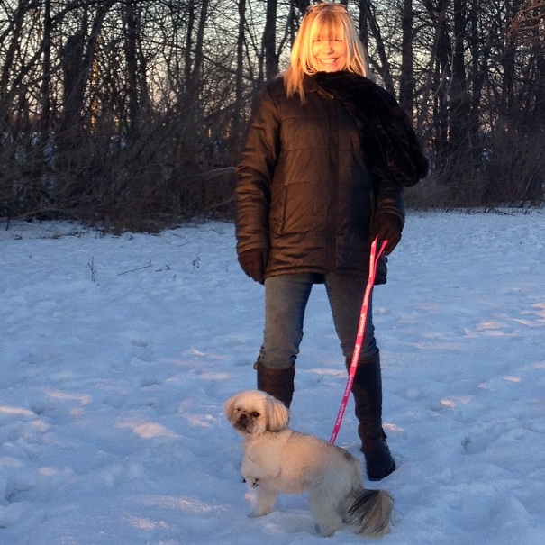 SPCA-Valleyfield-Johanne_Lavigne-promene-le-chien-Daisy-Photo-courtoisie-publiee-par-INFOSuroit