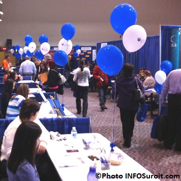 Salon-Emploi-VHSL-Valleyfield-visiteurs-et-ballons-kiosques-CSSS-du-Haut-St-Laurent-Photo-INFOSuroit_com