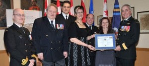 M_Leroux-S_Grondin-L_Bourgon-College-Valleyfield-et-representants-Forces-canadiennes-photo-courtoisie-publiee-par-INFOSuroit