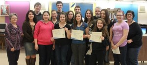 Eleves-ecole-Patriotes-Beauharnois-et-membres-jury-projets-laureats-concours-quebecois-entrepreneuriat-photo-courtoisie-publiee-par-INFOSuroit