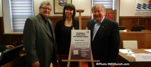 Jean-Luc_Pomerleau-de-l-APDIS-Annie_Jalbert-Desforges-coordonnatrice-avec-Denis_Lapointe-maire-Photo-INFOSuroit_com