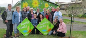 Ruelles_vertes-a-Valleyfield-les-intervenants-avec-arbre-TD-21-mai-2013-Photo-courtoisie