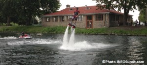 Demonstration-de-flyboard-sur-eaux-du-Vieux-canal-de-Beauharnois-devant-chalet-parc-Sauve-de-Valleyfield-Photo-INFOSuroit_com