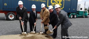 Pelletee-de-terre-terminal-intermodal-CSX-Valleyfield-representants-CSX-et-elus-photo-INFOSuroit