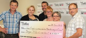 Cheque-16500-dollars-cinq-organismes-Monteregie-Ouest-Fondation-Tirelire-et-Syndicat-producteurs-porcs-Saint_Jean_Valleyfield-photo-courtoisie-publiee-par-INFOSuroit