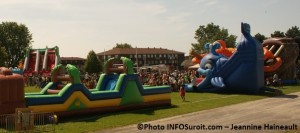 Fete-familiale-Chateauguay-2013-jeux-gonflables-enfants-et-parents-Photo-INFOSuroit_com-Jeannine_Haineault