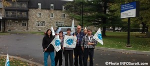 Manifestation-syndicale-devant-centre-hebergement-de-Coteau-du-Lac-16-octobre-2013-Photo-INFOSuroit_com