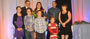 Sara_Patenaude-agricultrice-de-passion-au-Gala-Saturne-avec-famille-et-Raymonde_Plamondon-presidente-FAQ-Photo-courtoisie