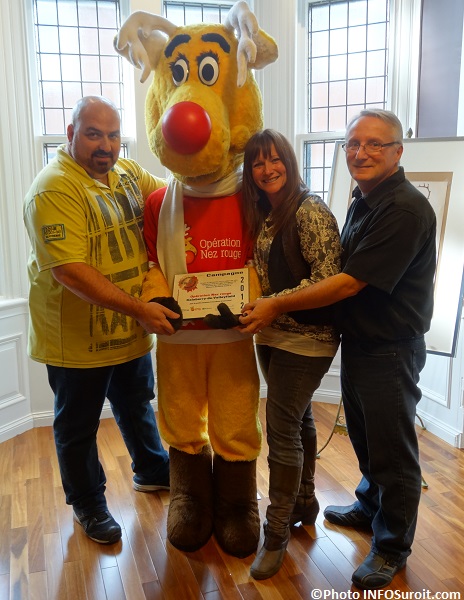 Campagne-Operation_Nez-Rouge-2013-A_Castonguay-mascotte-S_Chagnon-et-A_Leveille-photo-INFOSuroit_com