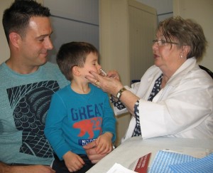 Le-jeune-Maxime-avec-son-pere-a-Clinique-de-vaccination-contre-la-grippe-au-Faubourg-de-l-ile-Photo-courtoisie-CSSSVS