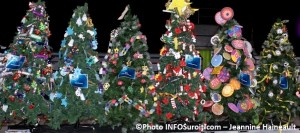 Chateauguay-Histoire-de-Noel-2013-Sapins-avec-decorations-d-eleves-du-primaire-Photo-INFOSuroit_com-Jeannine_Haineault