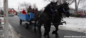 Marche-de-noel-Saint-Louis-de-Gonzague-chevaux-Pere-Noel-2013-photo-INFOSuroit_com