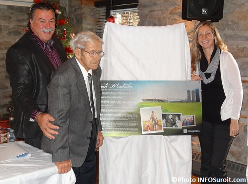 Plaque-commemorative-Roch_Montcalm-avec-Yves_Daoust-et-Melanie_Jeunesse-photo-INFOSuroit_com