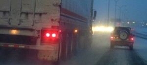 Route-enneigee-camion-autos-mauvaise-visbilite-prudence-Photo-courtoisie-SQ-publiee-par-INFOSuroit