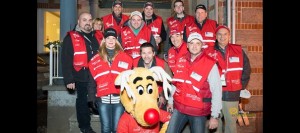 Operation-Nez-Rouge-benevoles-avec-Mascotte-a-Valleyfield-photo-Patrice_Lavigne-publiee-par-INFOSuroit_com