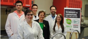 Boursiers-College-de-Valleyfield-et-enseignante-Techniques-laboratoire-profil-chimie-analytique-photo-courtoisie-publiee-par-INFOSuroit_com