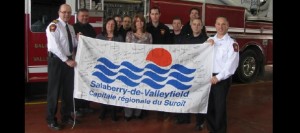 Drapeau-de-Valleyfield-expose-a-la-caserne-pompiers-Lac_Megantic-photo-courtoisie-publiee-par-INFOSuroit_com