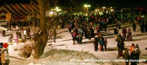 Festi-Glace-Ste-Martine-2014-en-soiree-participants-chapiteau-Photo-INFOSuroit-Jeannine_Haineault