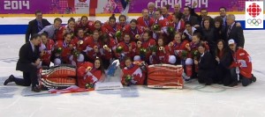 Hockey-feminin-Equipe-Canada-Medailles-d-or-a-Sotchi-Extrait-tele-Radio-Canada-publie-par-INFOSuroit