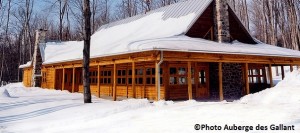 Sucrerie-des-Gallant-Cabane-en-bois-rond-hiver-Photo-Auberge-des-Gallant-publiee-par-INFOSuroit