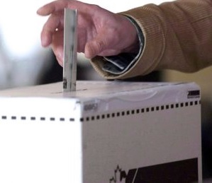 Depot-bulletin-de-vote--dans-boite-de-scrutin-Election-Canada-Image-courtoisie-blogueur-Haudecoeur