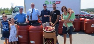 Fonds-Eco-IGA-pour-Jour-de-la-terre-Qc-Distribution-barils-recuperateurs-eau-de-pluie-Photo-Fonds-ECO-IGA