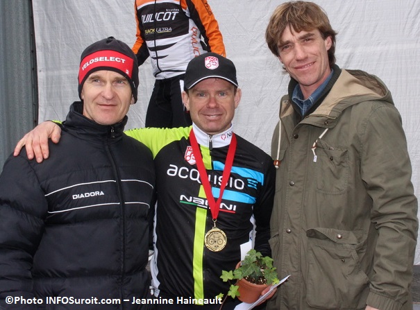 GP-cyclistes-Ste-Martine-Czeslaw_Lukaszewicz-John_Malois-et-le-maire-Eric_Brault-Photo-INFOSuroit_com-Jeannine_Haineault