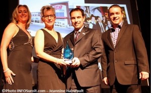 Gala-gens-d-affaires-Prix-releve-ressources-humaines-IGA-Lacas-avec-Tony_Lavoie-Mutuelle-d-attraction-Photo-INFOSuroit_com-Jeannine-Haineault