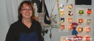 artiste-du-vitrail-Melanie_Mallette-dans-sa-boutique-Verre-l-infini-a-Beauharnois-Photo-INFOSuroit_com