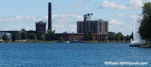 baie-du-lac-St-Francois-a-Valleyfield-Hotel-Centre-des-congres-cheminee-Fontaine-Photo-INFOSuroit_com