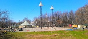 installation-mats-du-chapiteau-festival-de-cirque-Vaudreuil-Dorion-Photo-Facebook-Chapiteau-Eugene-Chaplin