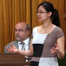 Anne_Quach-devant-parlement-canadien-Chambre-des-Communes-Photo-courtoisie