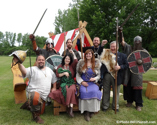 Representants-Production_Vinland-Feste-Vikings-avec-maire-Denis_Lapointe-photo-INFOSuroit_com