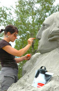 Sculpture-sur-sable-avec-artiste-Melineige_Beauregard-Photo-site-web-SculptureBeauregard_com