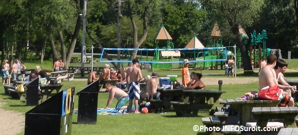 plage-terrain-volleyball-table-pique-nique-Parc-regional-des-iles-Photo-INFOSuroit_com